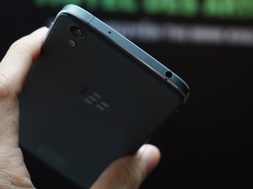 Ngõ cắm tai nghe truyền thống bố trí ở đỉnh điện thoại.