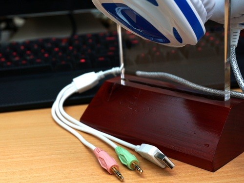 SoundMax A-312 hỗ trợ ngõ vào 3,5mm. Ngõ USBđơn thuần chỉ có tác dụng cấp điện cho đèn LED trang trí mặt ngoài củ tai. SoundMax A-312 hỗ trợ ngõ vào 3,5mm. Ngõ USBđơn thuần chỉ có tác dụng cấp điện cho đèn LED trang trí mặt ngoài củ tai.