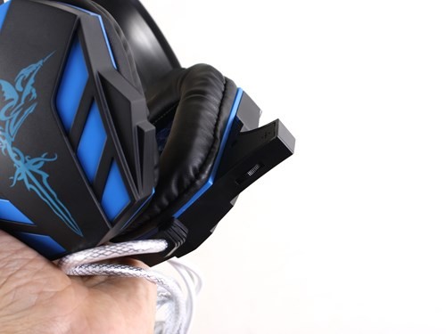 Mặt ngoài củ tai là hệ thống đèn LED xanh dương bắt mắt.