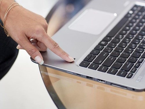 HP EliteBook 1040 G3 ngăn chặn mọi đe dọa an ninh từ bên ngoài. HP EliteBook 1040 G3 ngăn chặn mọi đe dọa an ninh từ bên ngoài.