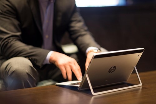 HP Elite x2 1012 G1 – máy tính bảng độc đáo đầu tiên dành cho doanh nghiệp. HP Elite x2 1012 G1 – máy tính bảng độc đáo đầu tiên dành cho doanh nghiệp.