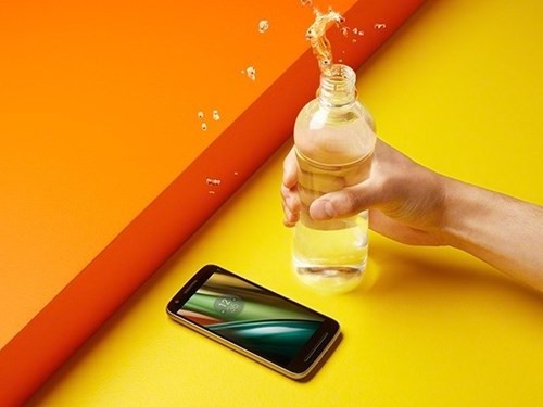 Lớp phủ nano trên thân máy có thể giúp Moto E Power an toàn khi chẳng may bị vấy nước.
