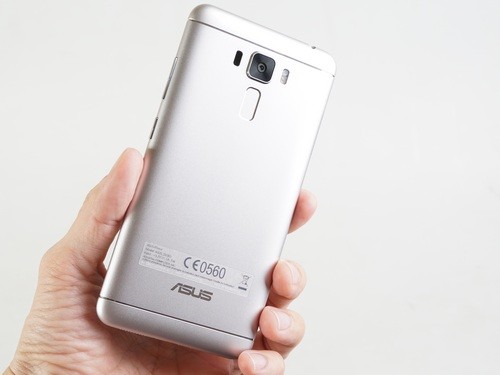 Thiết kế kim loại nguyên khối và khá mảnh mai.