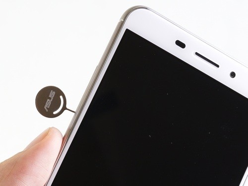 Kèm theo máy có dụng cụ giúp tháo lắp SIM dễ dàng hơn.