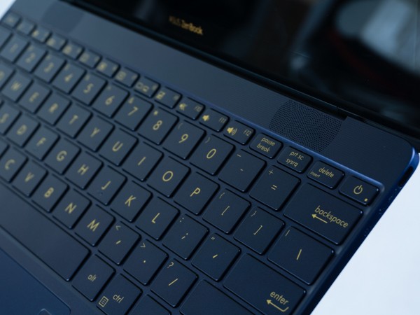 Mặt trên là 2 loa bố trí hướng lên.