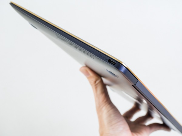 Ngõ giao tiếp còn lại chỉ gồm USB Type-C vừa dùng để sạc pin, vừa để đồng bộ dữ liệu.