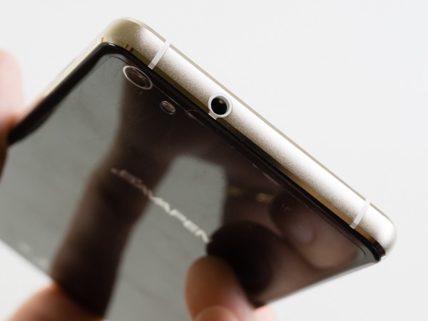 Ngõ cắm tai nghe bố trí ở đỉnh máy.