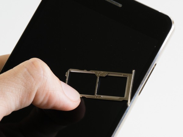 Máy trang bị 2 khay SIM.