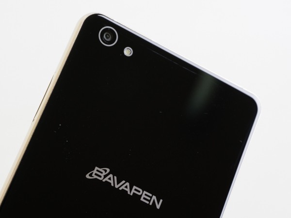 Camera chính trên Bavapen B525 hỗ trợ độ phân giải 13MP kèm đèn flash LED trợ sáng.