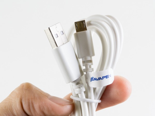 Cáp micro USB cũng được gắn mác Bavapen.
