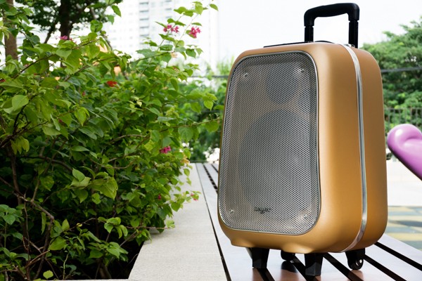 Soundmax M-6 có kiểu dáng hệt như một chiếc vali kéo. Mẫu loa độc đáo này trang bị loa trung trầm 10 inch và loa tép đường kính 3,8 inch, dải tần đáp ứng 90Hz đến 20KHz.