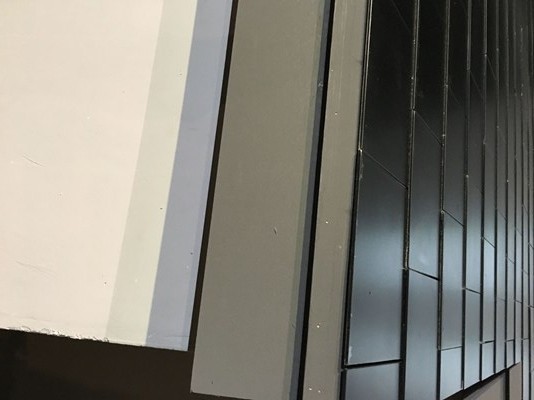 Mái nhà có tích hợp tấm năng lượng mặt trời.