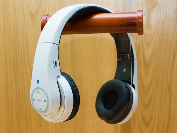 Intopic Jazz BT950 có thiết kế dạng tai nghe on-ear.