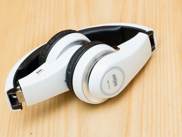 Củ tai có thể xếp gọn vào bên trong vòm chụp đầu.