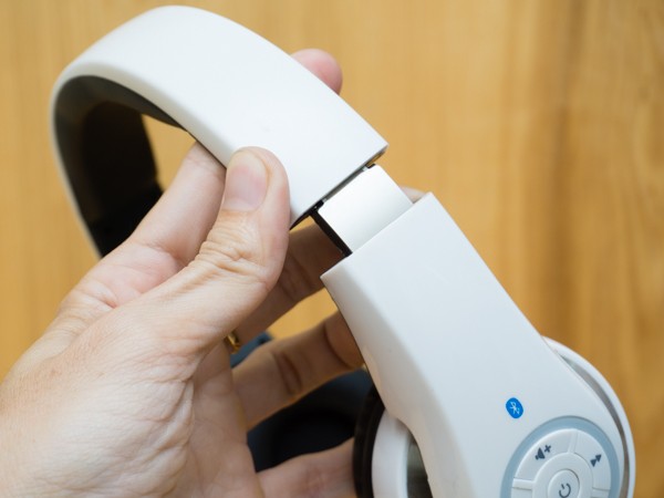 Intopic Jazz BT950 khá cứng cáp vì khung xương vòm chụp đầu bằng kim loại.