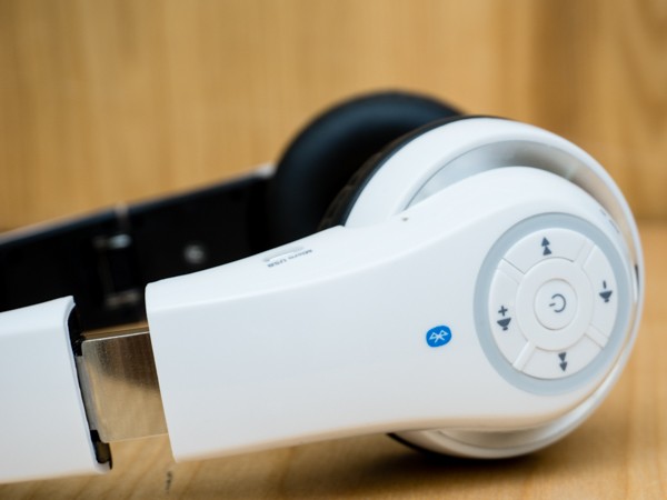 Nút chức năng chơi nhạc, điều tiết âm lượng tích hợp ngay trên củ tai khá tiện dụng.