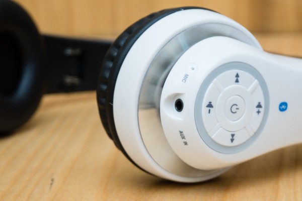 Ngoài khả năng chơi nhạc không dây, Intopic Jazz BT950 cũng hỗ trợ ngõ vào 3,5mm.