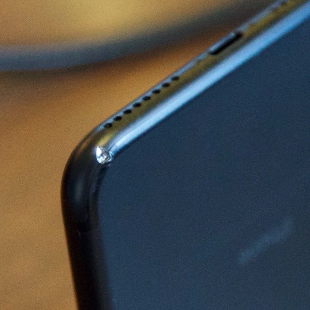 Người dùng chê iPhone 7 Jet Black dễ rơi và xước ảnh 1 Người dùng chê iPhone 7 Jet Black dễ rơi và xước ảnh 1