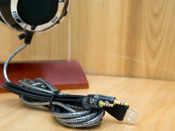 Sản phẩm sử dụng 2 đầu vào riêng biệt cho micro và tín hiệu âm thanh. Riêng đầu cắm USBdùng để cấp nguồn cho đèn LED và motor rung tích hợp trên củ tai.