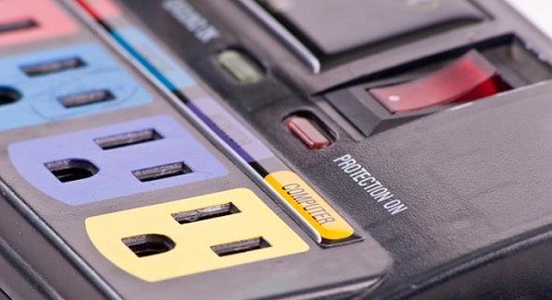 Bạn nên trang bị ổ cắm có chức năng bảo vệ chống lại tình trạng đột biến điện.