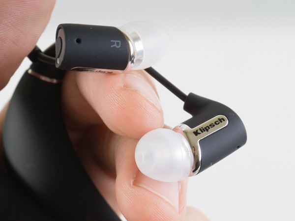 Đệm silicon cũng được thiết kế dạng oval và đặt nghiêng một góc nhỏ so với trục của buồng âm nên tạo cảm giác rất êm tai, chống ồn chủ động khá tốt. Đệm silicon cũng được thiết kế dạng oval và đặt nghiêng một góc nhỏ so với trục của buồng âm nên tạo cảm giác rất êm tai, chống ồn chủ động khá tốt.