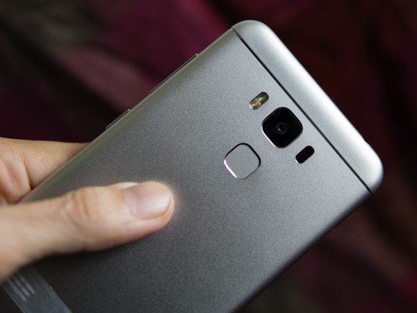 ZenFone 3 Max 5.5 cũng có thiết kế thân máy bằng kim loại nguyên khối với các đường cắt khắc laser sáng bóng. Camera chính trên ZenFone 3 Max 5.5 cũng được tăng cường đèn flash LED đa tông màu và lấy nét laser.