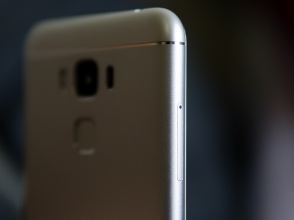 Cạnh máy được bo cong theo thiết kế mặt kính cường lực vát cong 2.5D ở mặt trước.