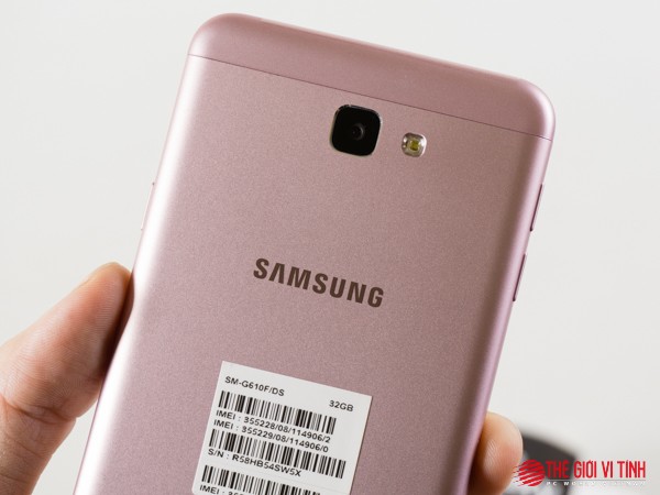 Camera sau có thiết kế hoàn toàn phẳng.