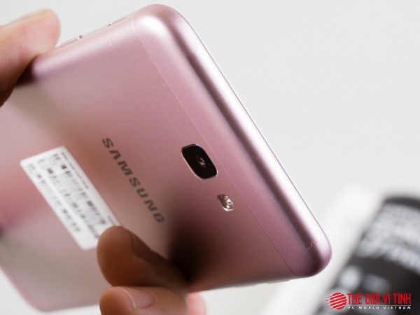 Samsung Galaxy J7 Prime PinkGold có thiết kế cạnh trên máy trơn láng.