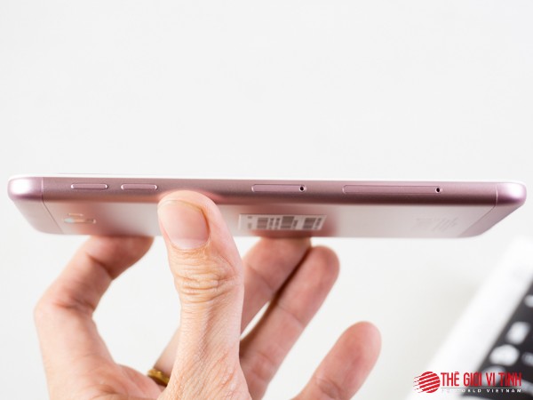 Samsung Galaxy J7 Prime Pink Gold cũng trang bị 2 khay SIM và khe cắm thẻ microSD.