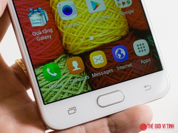 Ngay bên dưới nút Home cứng là cảm biến nhận dạng dấu vân tay một chạm hiện đại.