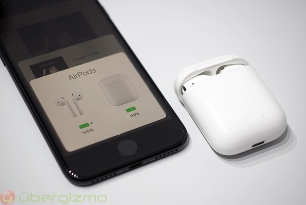 Bộ sạc pin kèm tai nghe Airpods bị tố nhanh hao pin. Bộ sạc pin kèm tai nghe Airpods bị tố nhanh hao pin.