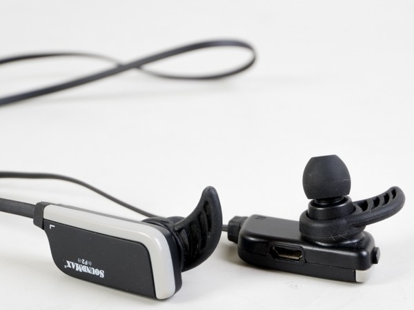 Tuy có thiết kế dạng nhét tai, nhưng để tăng thêm độ đeo bám, phục vụ nhóm khách hàng yêu thích các hoạt động thể thao, Soundmax F2 được trang bị thêm 2 quai gài cũng bằng silicon mềm mại.