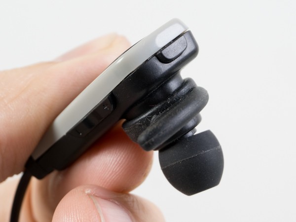 Hầu hết nút chức năng (nguồn/kết nối Bluetooth/nhận/ngắt cuộc gọi, tăng/giảm âm lượng) đều được tích hợp ngay trên củ tai.