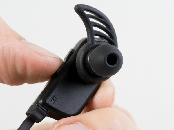 Sẽ thật tuyệt vời nếtu Soundmax F2 có thiết kế đệm silicon đặt nghiêng một góc nhỏ so với mặt phẳng củ tai - vì điều này sẽ giúp mang lại cảm giác thoải mái hơn khi sử dụng.