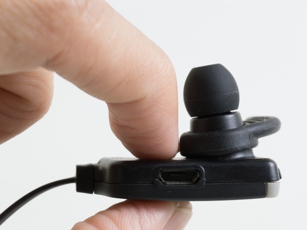 Soundmax F2 cũng được tích hợp pin sạc và sạc điện qua ngõ micro USB.