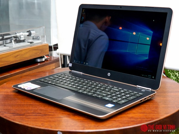 HP Pavilion 15 phiên bản mới (2016) cũng có thiết kế trẻ trung với bộ cánh tông màu tương phản.