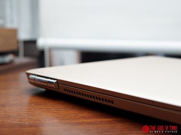 Thiết kế các khe thoát nhiệt lớn dọc theo cạnh lưng máy.