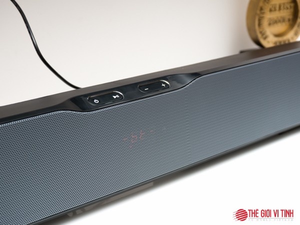 Toàn bộ mặt trước loa thanh được phủ lớp lưới kim loại tông màu nhã nhặn. Toàn bộ mặt trước loa thanh được phủ lớp lưới kim loại tông màu nhã nhặn.