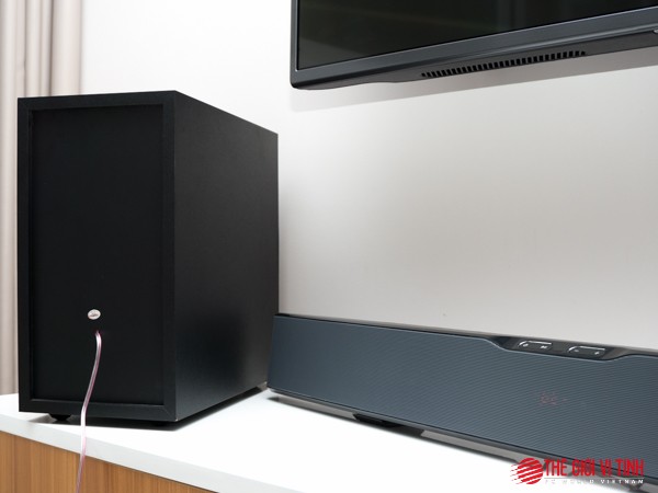 Loa sub vẫn kết nối với loa thanh bằng dây dẫn. Loa sub vẫn kết nối với loa thanh bằng dây dẫn.