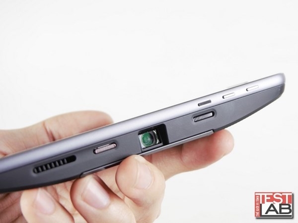 Moto Insta-share Projector có thể cho khung hình lên đến 70 inch.