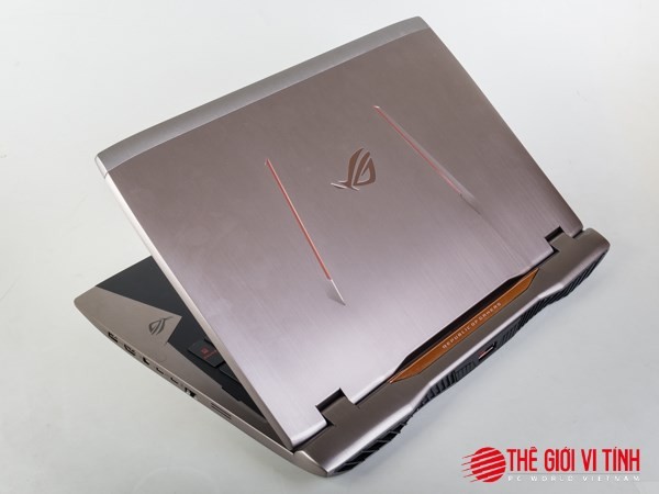 Thích mê với lớp vỏ ROG Bio-Armor của phiên bản ROG G701VI. Thích mê với lớp vỏ ROG Bio-Armor của phiên bản ROG G701VI.