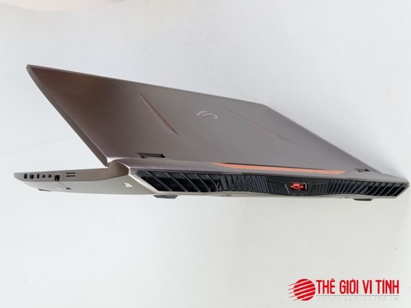Dáng cứng cáp của ROG G701VI ở góc nhìn từ dưới lên. Dáng cứng cáp của ROG G701VI ở góc nhìn từ dưới lên.