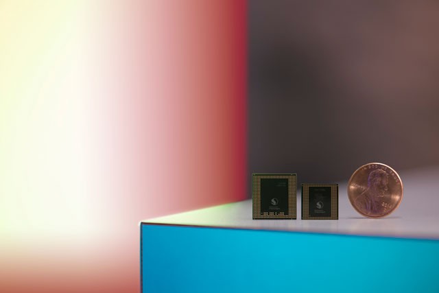 Snapdragon 835 nhỏ hơn 35% so với Snapdragon 820; cả hai chip đều nhỏ hơn đồng xu.