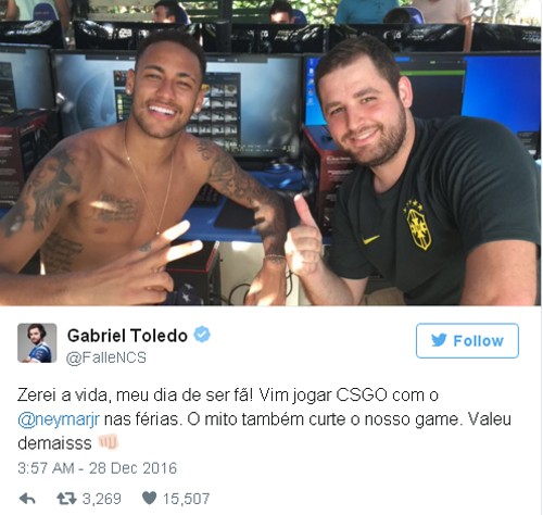 Neymar trong quán game cùng thành viên đội SK Gaming. Neymar trong quán game cùng thành viên đội SK Gaming.