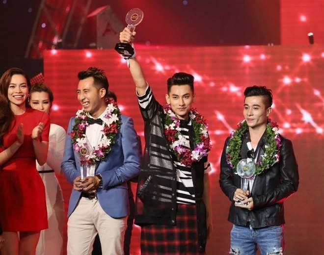 Giải bạc thuộc về đội của nam ca sĩ Isaac