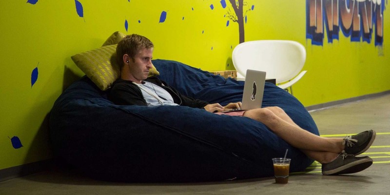 Một nhân viên Facebook đang nghỉ ngơi trong trụ sở công ty. Một nhân viên Facebook đang nghỉ ngơi trong trụ sở công ty.