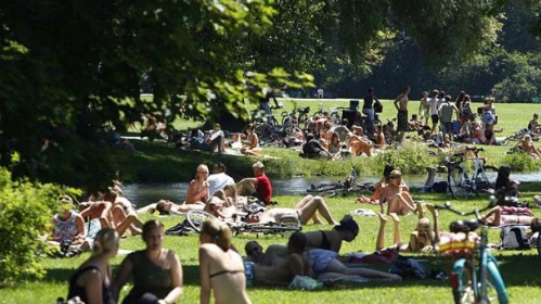 Khi châu Âu mở khu nghỉ dưỡng dành cho người khỏa thânở Cap d'Adge, miền nam nước Pháp vào những năm 60 của thế kỷ trước, ngườiĐức là những du khách đầu tiên ghé thăm. Ảnh:SMH. Khi châu Âu mở khu nghỉ dưỡng dành cho người khỏa thânở Cap d'Adge, miền nam nước Pháp vào những năm 60 của thế kỷ trước, ngườiĐức là những du khách đầu tiên ghé thăm. Ảnh:SMH.