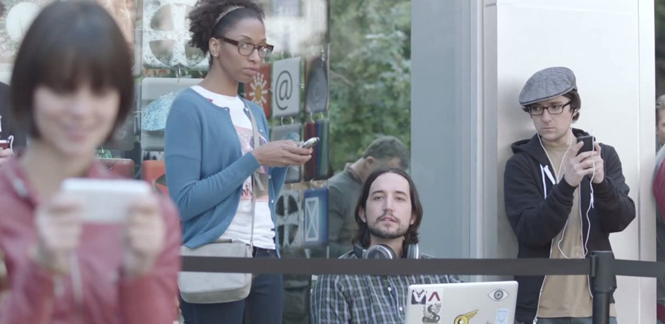 Samsung tung quảng cáo chê bai người dùng iPhone phải xếp hàng mới được mua máy. Samsung tung quảng cáo chê bai người dùng iPhone phải xếp hàng mới được mua máy.