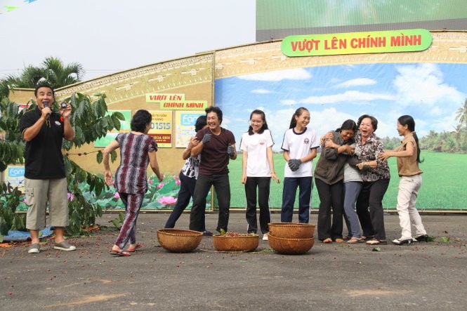 Những chương trình truyền hình cung cấp kiến thức và giàu tính nhân văn vẫn luôn được khán giả đón nhận, như Đường lên đỉnh Olympia (VTV3) từ năm 1999 đến nay vẫn là sân chơi hấp dẫn, Vượt lên chính mình (HTV7) - game show xóa nợ và cung cấp vốn cho người nghèo - đã bước qua tuổi thứ 11, Thần tài gõ cửa (THVL1) phát sóng năm năm qua giúp đỡ người nghèo khuyết tật có nghị lực. Trong ảnh: Chương trình Vượt lên chính mình - Ảnh: T.L. Những chương trình truyền hình cung cấp kiến thức và giàu tính nhân văn vẫn luôn được khán giả đón nhận, như Đường lên đỉnh Olympia (VTV3) từ năm 1999 đến nay vẫn là sân chơi hấp dẫn, Vượt lên chính mình (HTV7) - game show xóa nợ và cung cấp vốn cho người nghèo - đã bước qua tuổi thứ 11, Thần tài gõ cửa (THVL1) phát sóng năm năm qua giúp đỡ người nghèo khuyết tật có nghị lực. Trong ảnh: Chương trình Vượt lên chính mình - Ảnh: T.L.